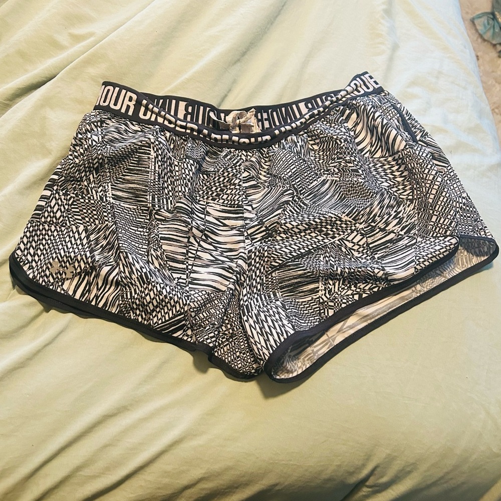 Under Armour Women's Black and White Patterned Shorts sz L
